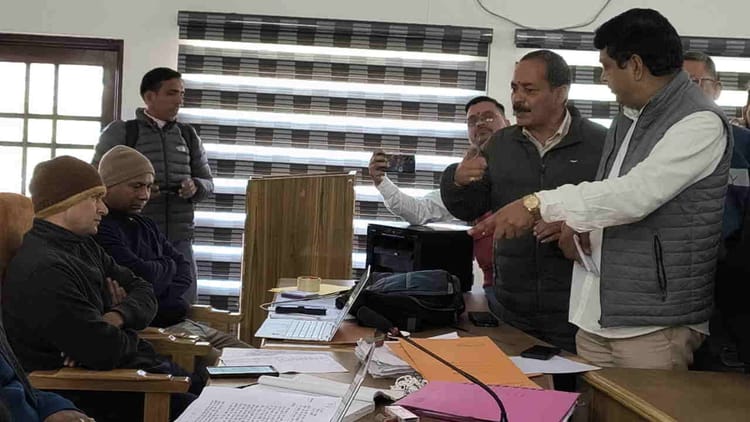 Rudraprayag: चुनाव चिन्ह वितरण से पहले प्रमाणपत्र को लेकर हंगामा, जिला पंचायत की बजीरा सीट पर उपचुनाव का मामला