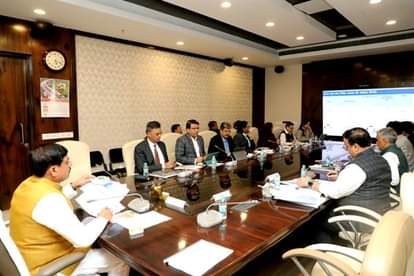 सीएम डॉ. यादव बैठक लेते हुए