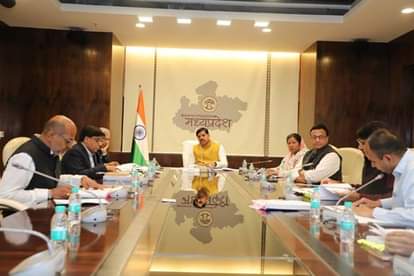 सीएम डॉ. यादव ने अधिकारियों के साथ की बैठक