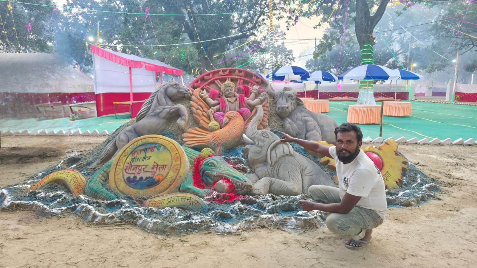 सोनपुर मेले में छपरा के सैंड आर्टिस्ट अशोक कुमार अपनी आर्ट के बारे में बताते हुए।