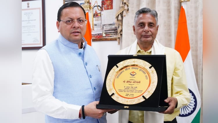 Uttarakhand: साहित्यकार स्व. शैलेश मटियानी को उत्तराखंड गौरव सम्मान, सीएम धामी ने पुत्र राकेश को सौंपा