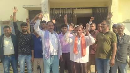 Lucknow: Contract electricity workers protest, face attendance of three people from one mobile; know the matte