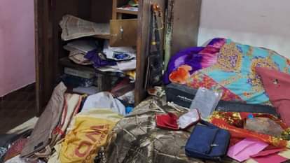 शिव कॉलोनी में चोरों द्वारा तोड़ी गई अलमारी