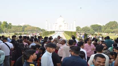 ताजमहल में सैलानियों की उमड़ी भीड़
