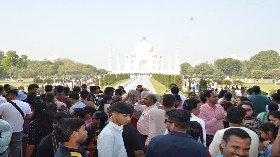 Tourists Flock to Taj Mahal on Weekend Long Queues at Entry Gates