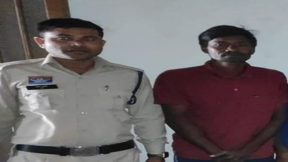 accused absconds eludes three constables after being produced before them suspended by SP in Janjgir Champa