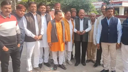 Fatehpur: Angry traders demanded action after a trade leader was beaten up inside the police station