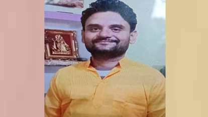 Kanpur: After quarreling with his wife, a young man hanged himself in front of his children