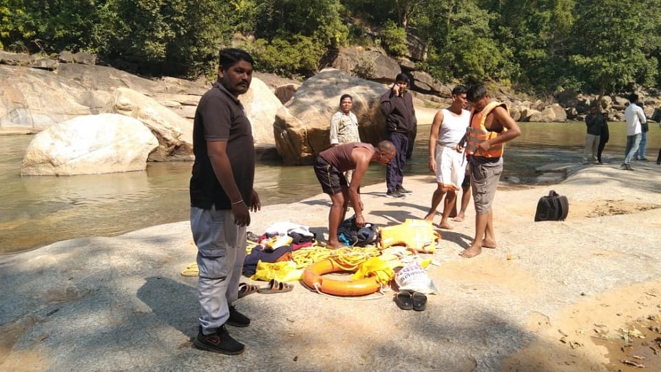 Accident at Charre-Marre Falls in Kanker Young man drowned while trying to rescue his friend