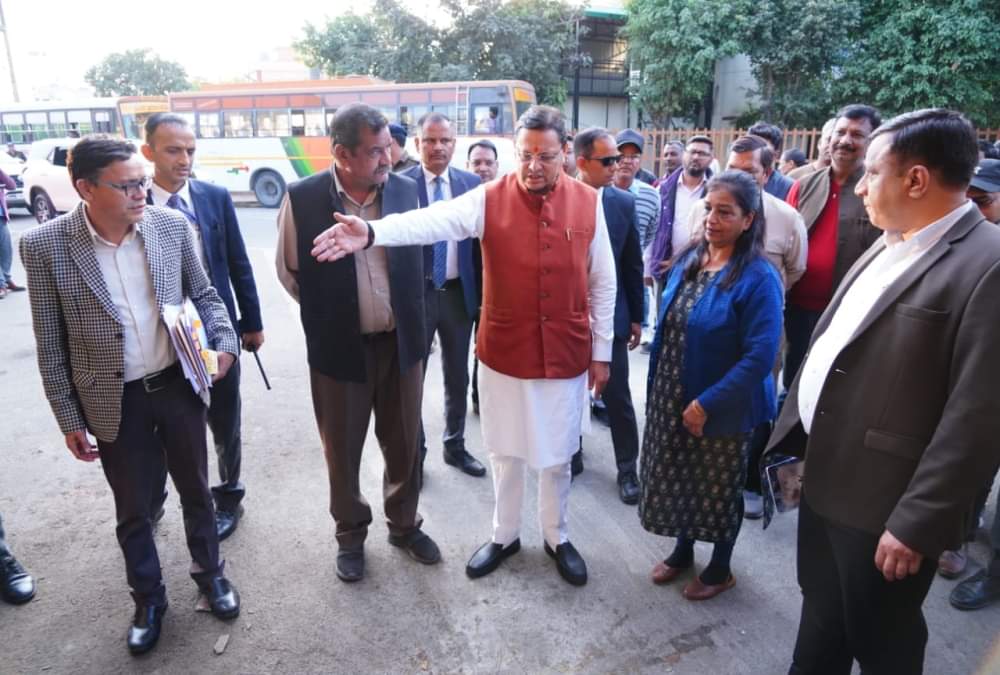 CM Dhami Surprise inspection at ISBT Dehradun angry to see garbage cleaned it himself with a broom
