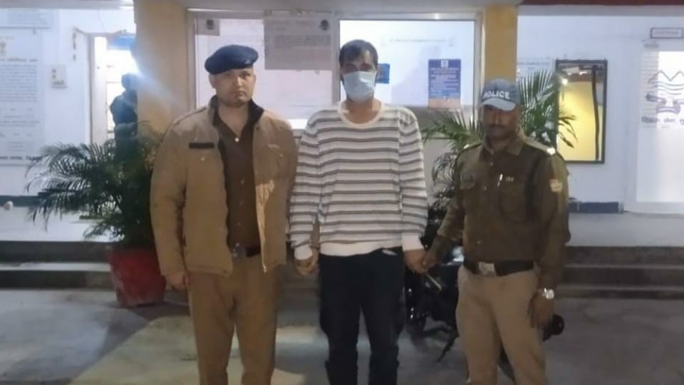 Dehradun News High-tech cheating was taking place in SSC exam youth arrested with Bluetooth device
