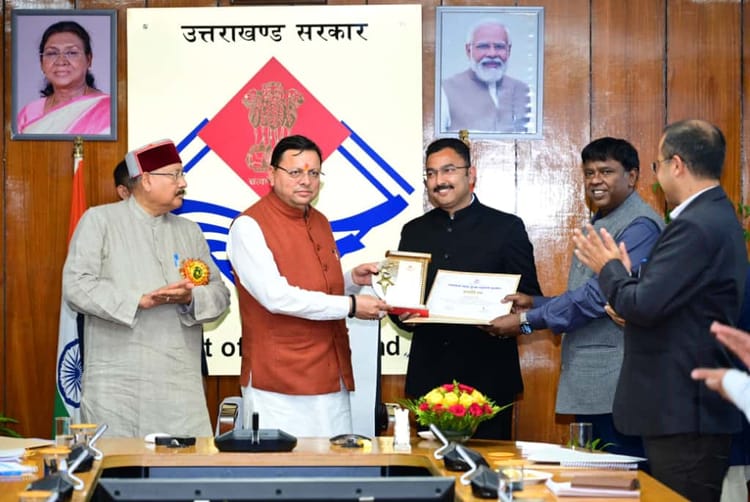 Dehradun: आठ अधिकारियों को सड़क सुरक्षा उत्कृष्टता पुरस्कार; सीएम धामी ने सराहनीय कार्यों के लिए किया पुरस्कृत