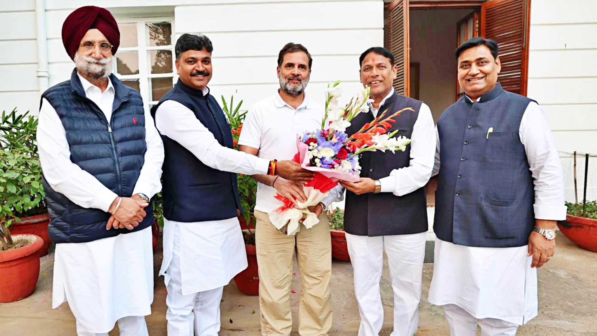 लोकसभा नेता प्रतिपक्ष राहुल गांधी से मुलाकात के दौरान नवनिर्वाचित विधायक प्रमोद जैन भाया तथा अन्य