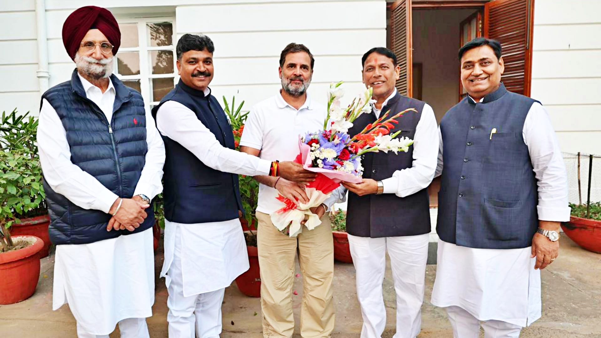 लोकसभा नेता प्रतिपक्ष राहुल गांधी से मुलाकात के दौरान नवनिर्वाचित विधायक प्रमोद जैन भाया तथा अन्य