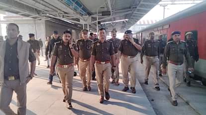 bomb alert on Gorakhpur-Lokmanya Tilak Express train investigation at Bhadohi railway station