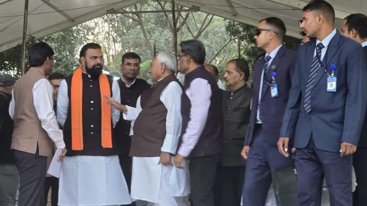 Bihar CM Oath : नीतीश कुमार शपथ ग्रहण की व्यवस्था देखने पहुंचे; धर्मेंद्र प्रधान भी पहुंच चुके हैं पटना