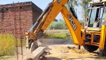 बुलडोजर से ध्वस्त किया गया अवैध निर्माण