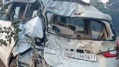 Several vehicles collided after a sugarcane trolley overturned on the highway in Bareilly