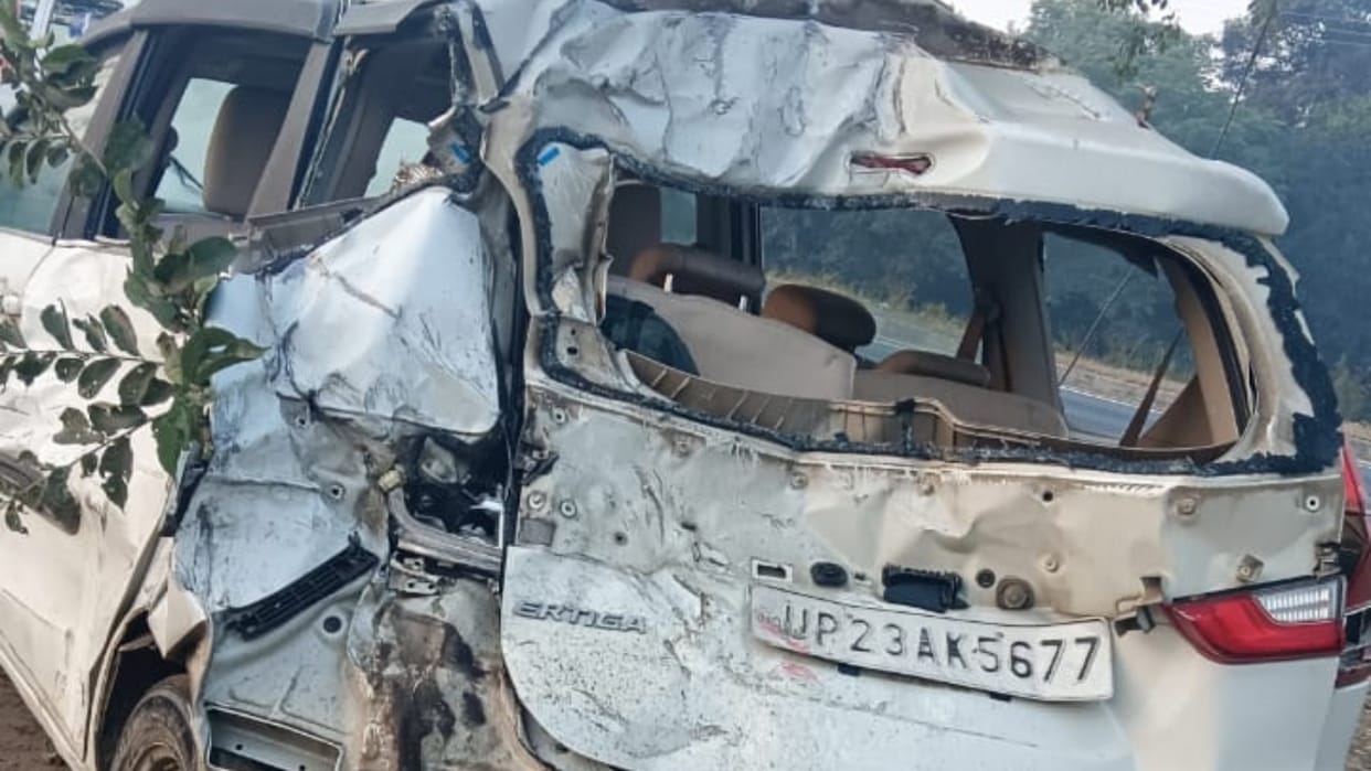 Several vehicles collided after a sugarcane trolley overturned on the highway in Bareilly