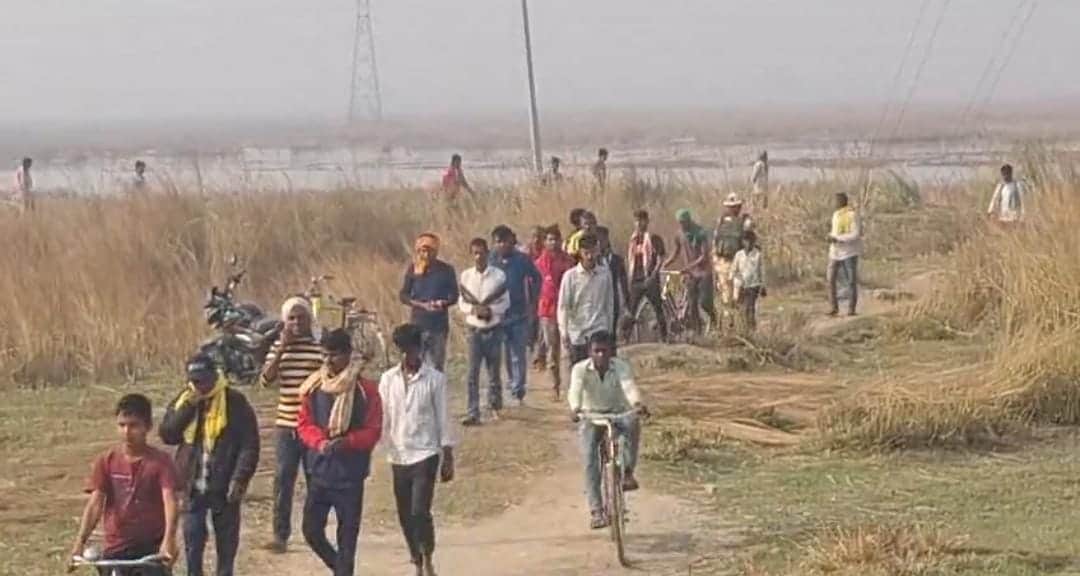 घटनास्थल पर जुटी भीड़