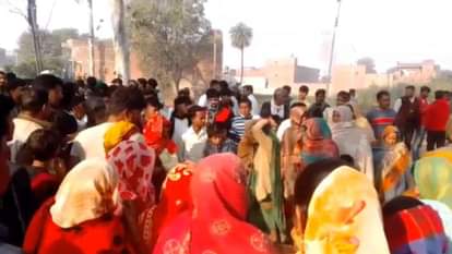family members blocked the highway after the death of electricity contract worker in Shahjahanpur
