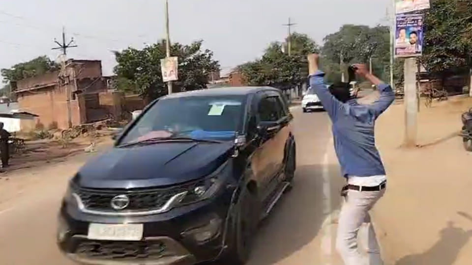 Mahoba: Youths wave black flags at former cabinet minister's convoy, video goes viral