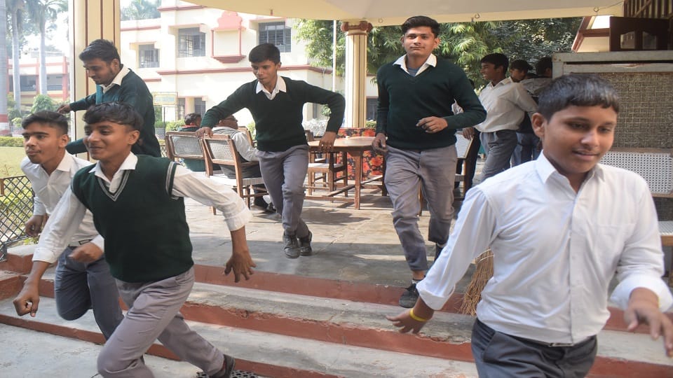 Meerut: Fire breaks out in SD Inter College Sadar, students run away from classes, CCTV system destroyed