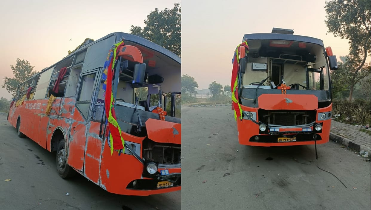 Kanpur Accident Double decker bus overturns on Expressway three passengers died more than two dozen injured