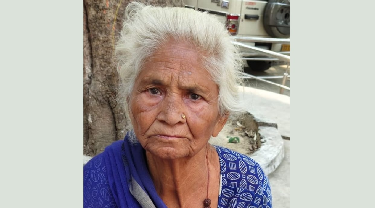 Kanpur Sir shown as dead on paper snatched away the means of living elderly woman reached before CDO