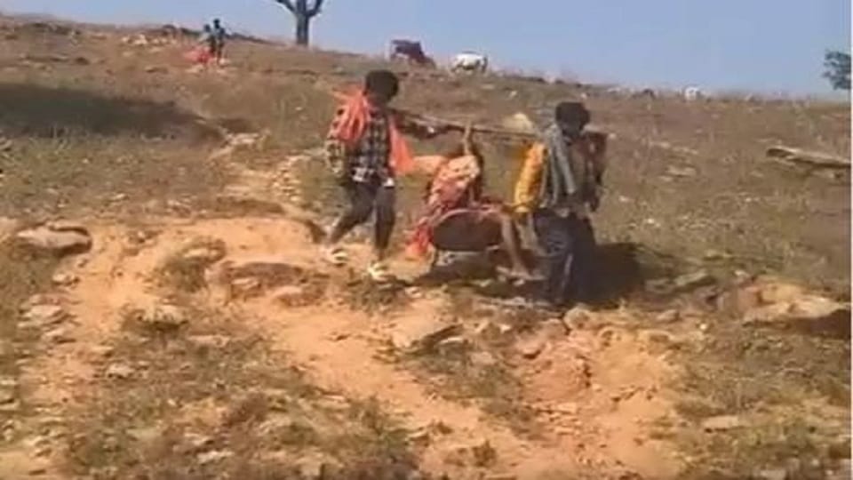 Family members were taking a pregnant woman to the hospital in Kanwar Surguja