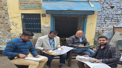महा लक्ष्मी स्टील में छापामार कार्रवाई के दौरान जांच करते जीएसटी की विशेष अनुसंधान शाखा के अधिकारी