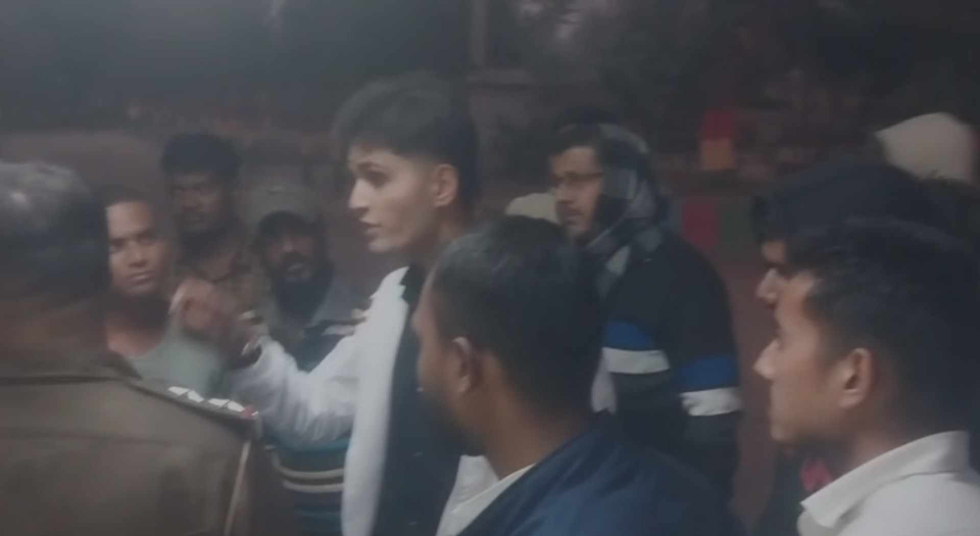 मौके पर मौजूद लोग