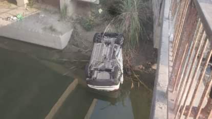 One person died and four were injured when car collided with railing and fell into canal