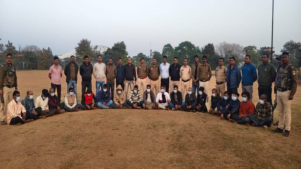 पुलिस की गिरफ्त में आरोपी