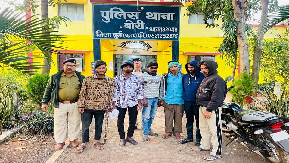 पुलिस की गिरफ्त में आरोपी