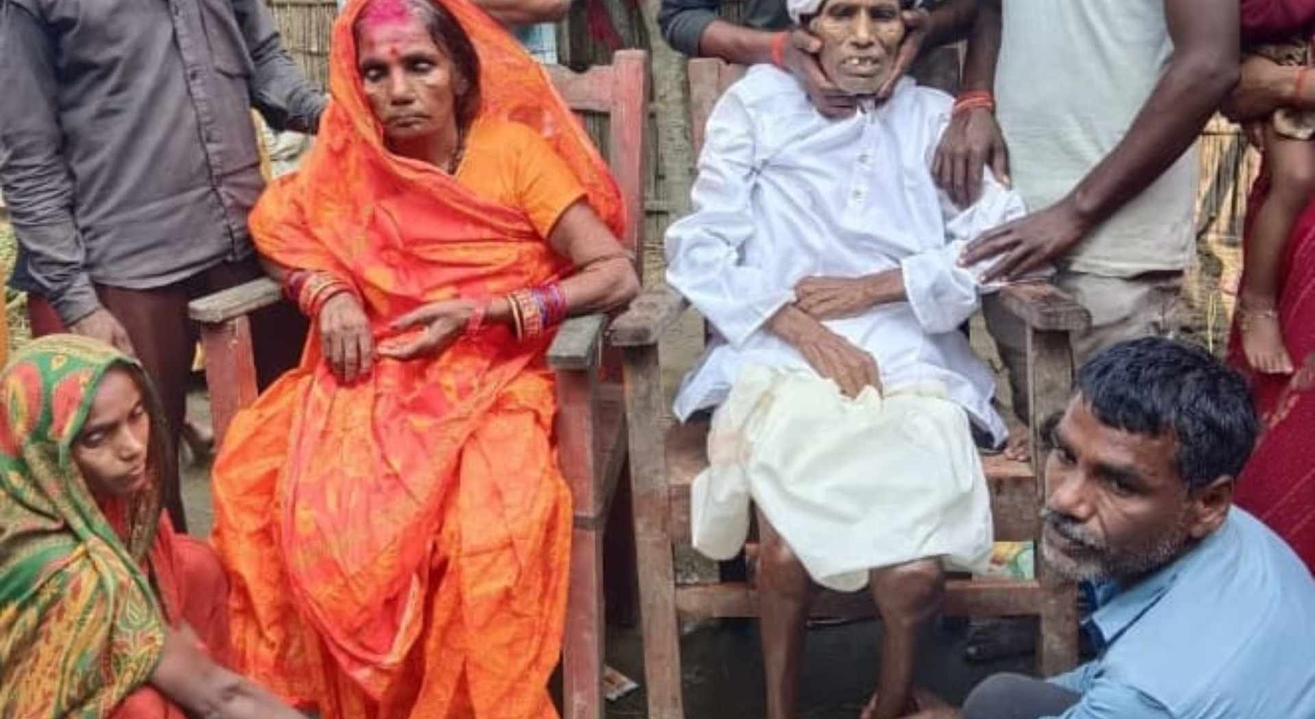 पिता के पैर पकड़ तस्वीर में बैठा मृतक