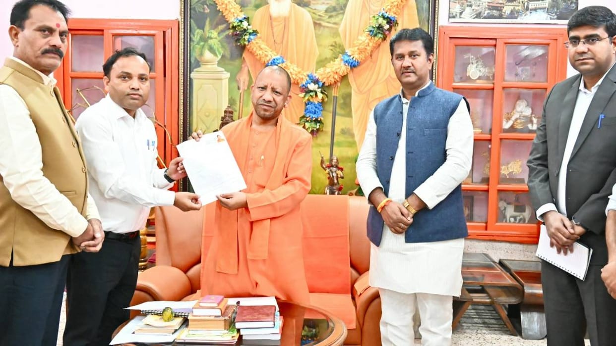 UP: CM Yogi Adityanath filled the SIR form, find out which booth number in Gorakhpur the Chief Minister is a v