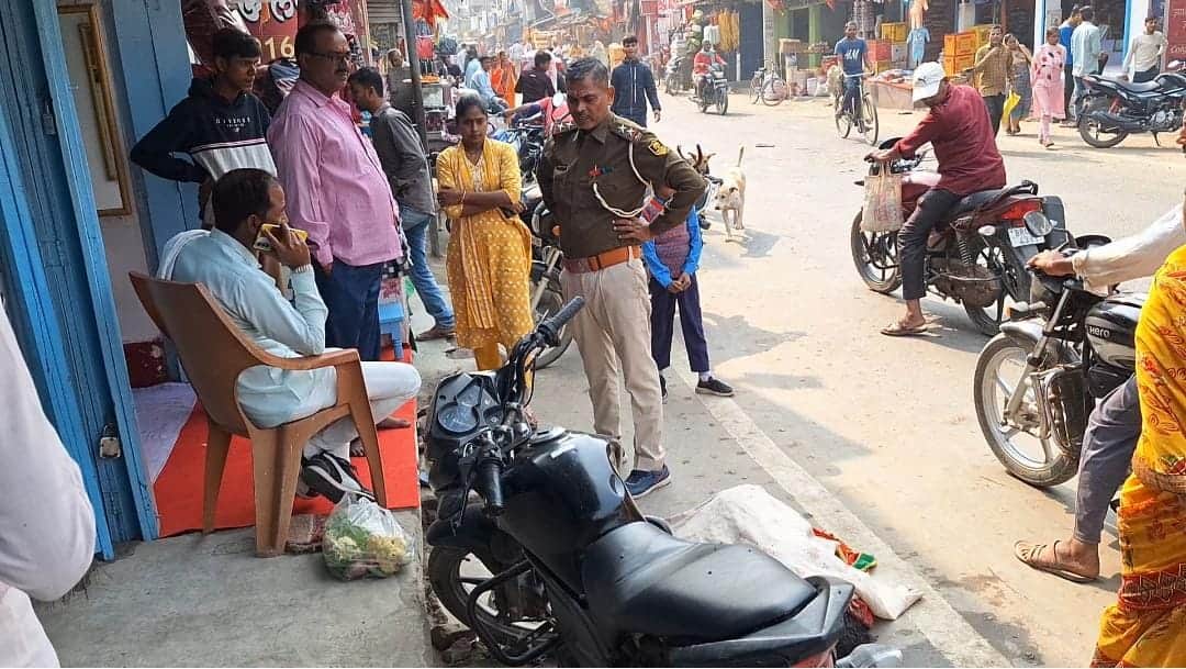 सड़क पर तड़पती रही महिला