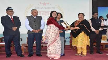 शिक्षिका को सम्मानित करतीं अलीगढ़ मंडलायुक्त संगीता सिंह