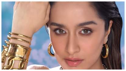 shraddha kapoor share gorgeous look says Yeh photoshop wale maathe ka til kyun nikal dete hain