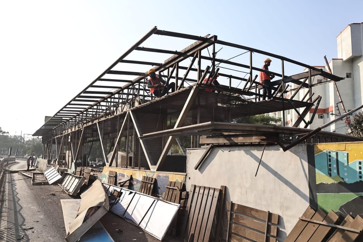 Indore: BRTS bus stops are falling apart during the day, railings are being removed at night, one kilometer of