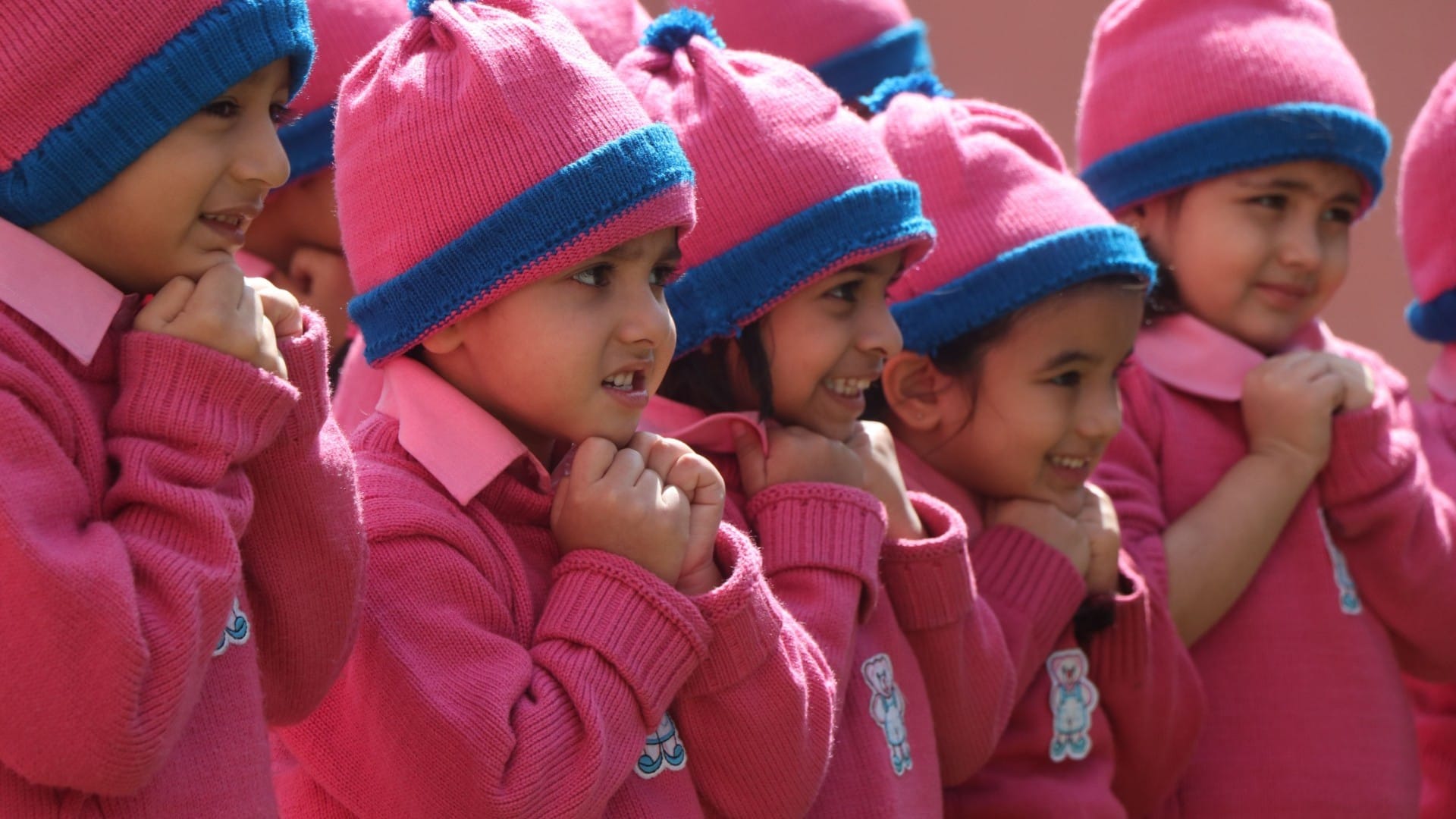 ठंड बढ़ने के कारण स्कूलों का समय बदला गया है.