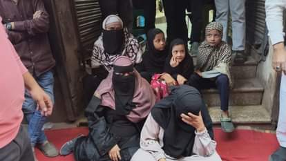 Dal Mandi widening team arrived to demolish buildings women protested fiercely in varanasi