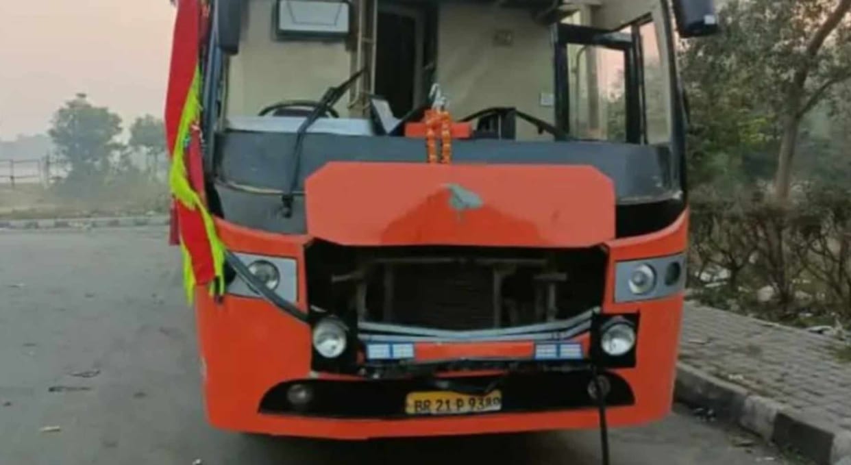 new delhi siwan volvo bus overturns on agra expressway 3 dead 28 injured six serious