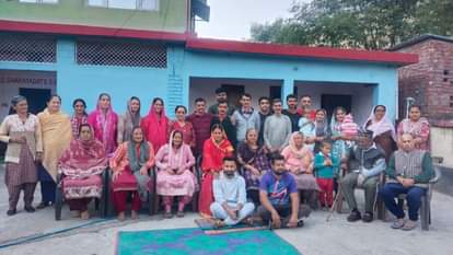 45 वर्षों के बाद वापस घर लौटे रिखी राम अपने घर नाड़ी लौटने पर परिजनों व रिश्तेदारों के साथ