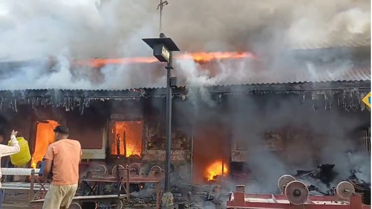 Bihar Fire News: किउल स्टेशन के आरएमएस भवन में भीषण आग, घंटों की मशक्कत के बाद काबू