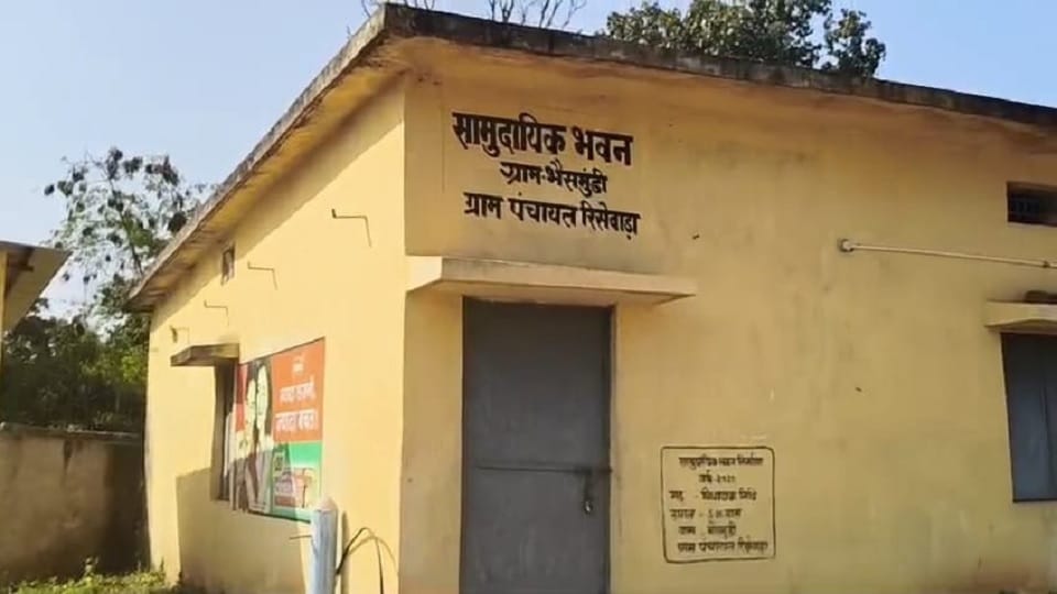 आंगनबाड़ी में लटका ताला