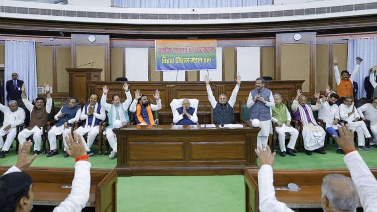 Bihar CM Oath : एनडीए की बैठक में नीतीश कुमार ने लालू और राबड़ी पर कसा तंज, कहा- पहले नहीं होता था विकास का काम