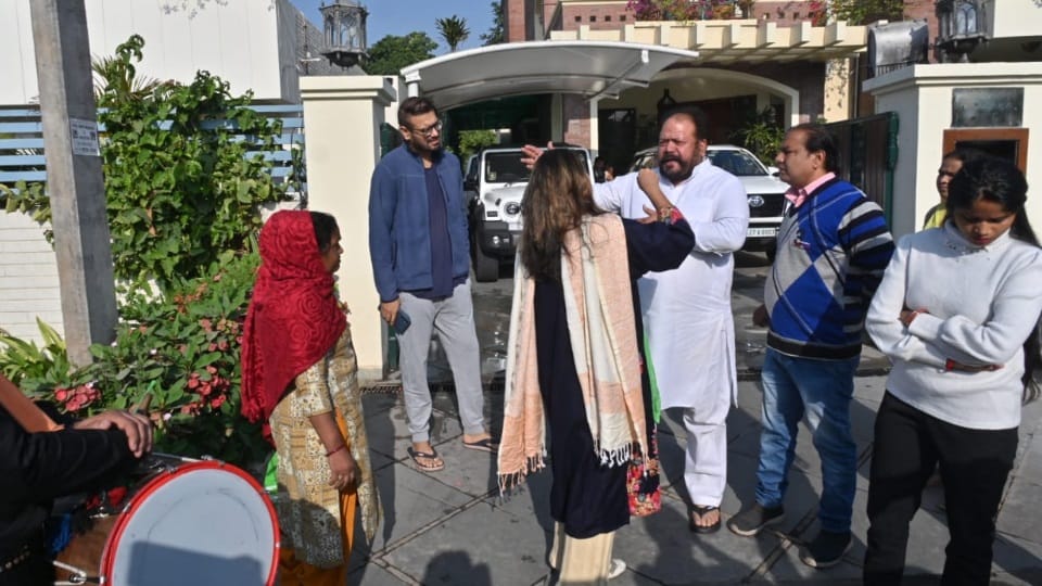 Chandigarh Congress leader Mamta Dogra reached mayor house with garbage from Dadumajra