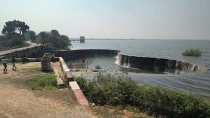 Jhansi: Roads abandoned after digging in this village of Gursarai development block